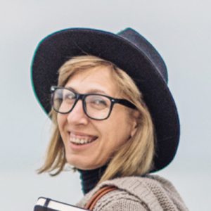 Foto mujer rubia con gafas y sombrero